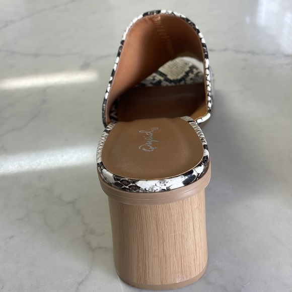 Qupid Women’s Python Print Sandals Size 10 - Picture 8 of 8